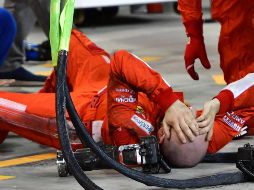 El mecánico italiano era el encargado de sustituir la llanta trasera izquierda, pero el corredor arrancó y se llevó de largo. AFP / ARCHIVO