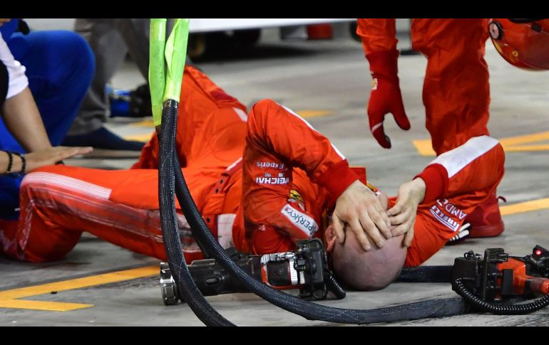 El mecánico italiano era el encargado de sustituir la llanta trasera izquierda, pero el corredor arrancó y se llevó de largo. AFP / ARCHIVO