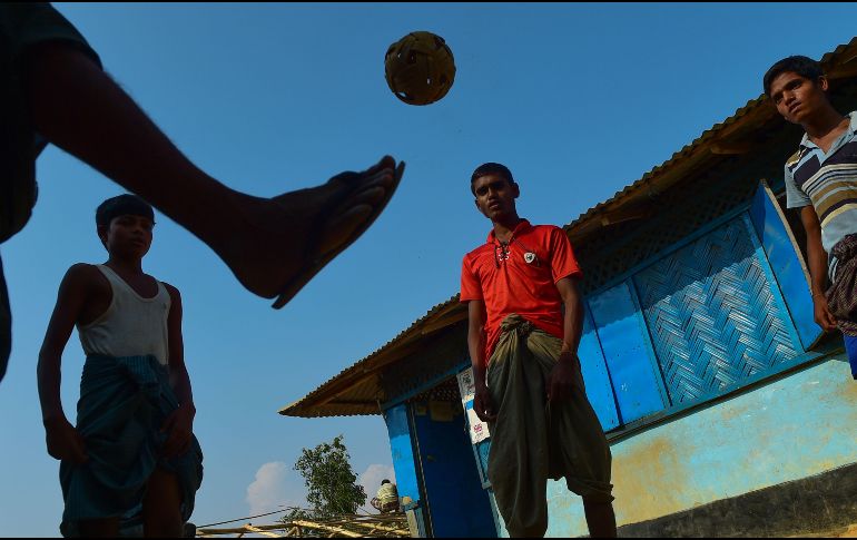 Refugiados rohinyás juegan en un campamento de refugiados en Ukhia, Bangladesh. AFP/M. Uz Zaman