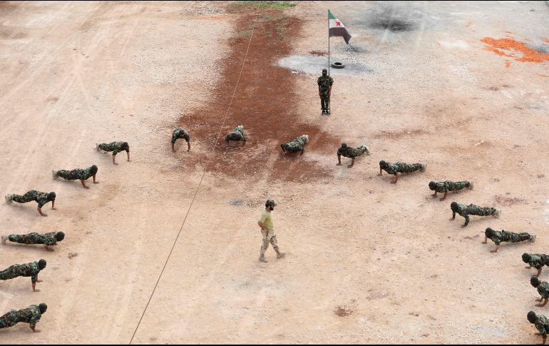 Combatientes del Ejército de Gloria, afiliado con el ejército libre sirio respaldado por Turquía, participan en una sesión de entrenamiento en Idlib, Siria. AFP/O. Kadour