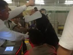 Para liberarla fue necesario que personal maniobraran con las puertas hasta que consiguieron liberarla. TWITTER