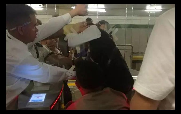 Para liberarla fue necesario que personal maniobraran con las puertas hasta que consiguieron liberarla. TWITTER