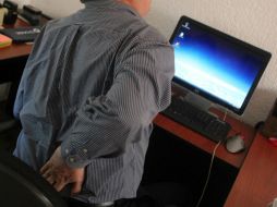 Algunos síntomas tempranos o signos de alarma para las personas con Parkinson, son el estreñimiento, problemas del sueño (tirar golpes dormido), pérdida del olfato, cambios en la escritura y encorvamiento de la postura. EL INFORMADOR / ARCHIVO