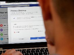 La compañía comenzó a informar este día a los usuarios cuya información quedó comprometida debido al escándalo de privacidad de Cambridge Analytica. AP / ARCHIVO