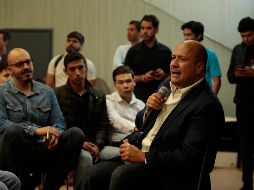 Durante un diálogo con estudiantes del CUCEA, Alfaro Ramírez refrendó su compromiso con la UdeG. EL INFORMADOR / F. Atilano