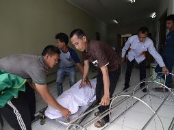 La policía indicó que siete personas han sido arrestadas, incluido un hombre que mezcló repelente de mosquitos en la fabricación de su bebida casera. AP