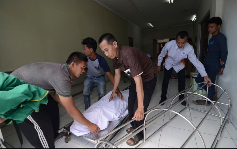 La policía indicó que siete personas han sido arrestadas, incluido un hombre que mezcló repelente de mosquitos en la fabricación de su bebida casera. AP