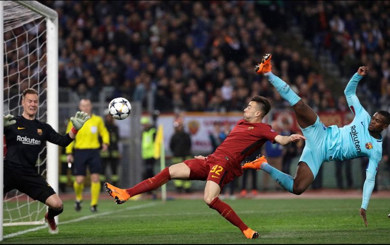 Marc-Andre ter Stegen (i), del Barcelona, detuvo un balón de Stephan El Shaarawi (c). AP/G. Borgia