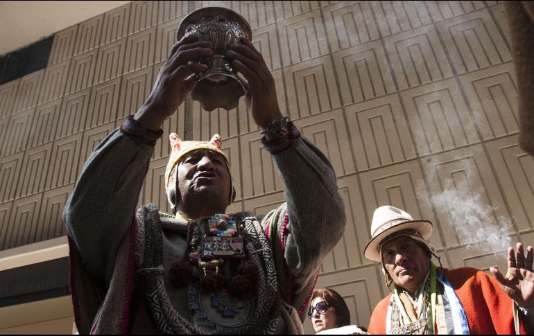 Grupos asistentes de indígenas realizan ceremonias de pago a la tierra antes de ingresar al Foro de los Indígenas en Lima, Perú. EFE/E. Cavero