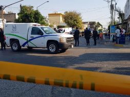 Elementos de la Fiscalía, de Fuerza Única y de la Policía de Guadalajara llegaron para tomar indicios del hecho. ESPECIAL