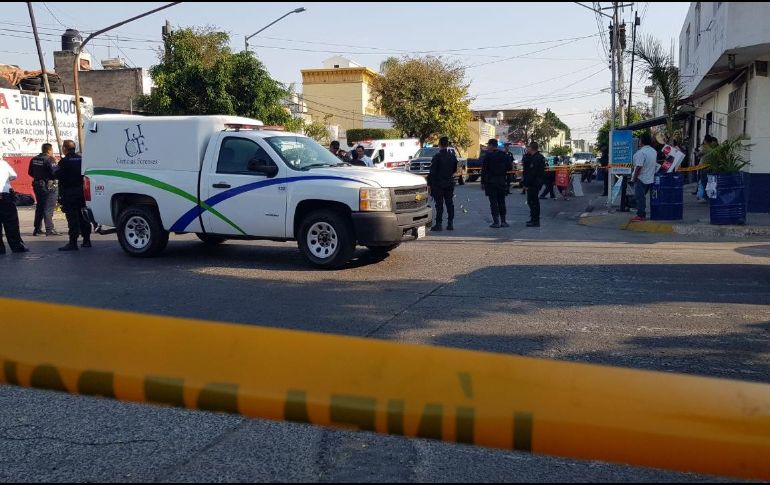 Elementos de la Fiscalía, de Fuerza Única y de la Policía de Guadalajara llegaron para tomar indicios del hecho. ESPECIAL