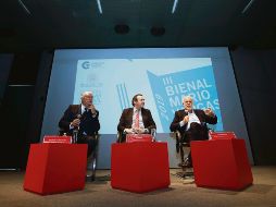 Participantes. El director de la Cátedra Vargas Llosa, Juan Jesús Armas Marcelo (i); el embajador de España en México, Luis Fernández-Cid (c), y el presidente de la Fundación Universidad de Guadalajara, Raúl Padilla (d). EFE