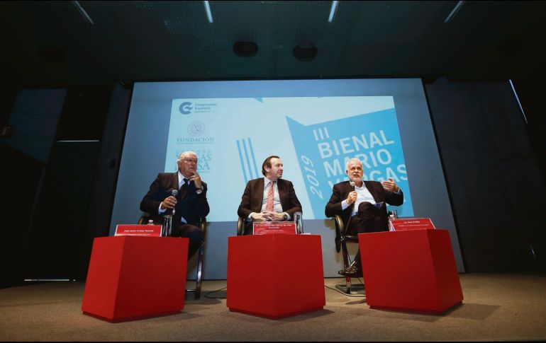 Participantes. El director de la Cátedra Vargas Llosa, Juan Jesús Armas Marcelo (i); el embajador de España en México, Luis Fernández-Cid (c), y el presidente de la Fundación Universidad de Guadalajara, Raúl Padilla (d). EFE