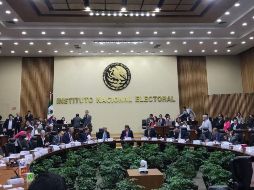 El representante de Morena ante el INE pidió las medidas cautelares para ocho mensajes de televisión y cinco de radio. TWITTER / @INEMexico