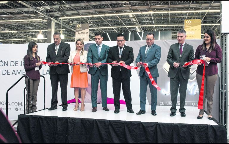 Inicio. Corte de listón de la exposición “Joya”. ESPECIAL