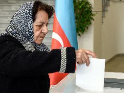 Una mujer deposita su boleta a primera hora de la mañana. AFP/T. Babayev