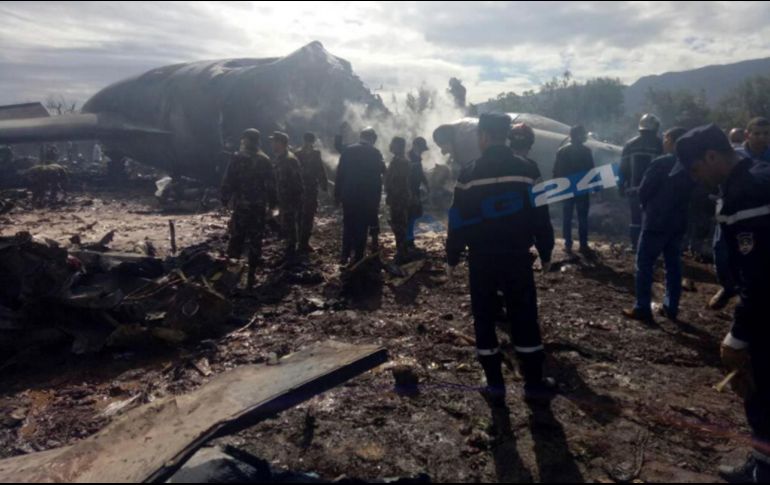 Cientos de personas acudieron al sitio del accidente para colaborar con las labores de rescate y extinción del incendio que se desató. AP