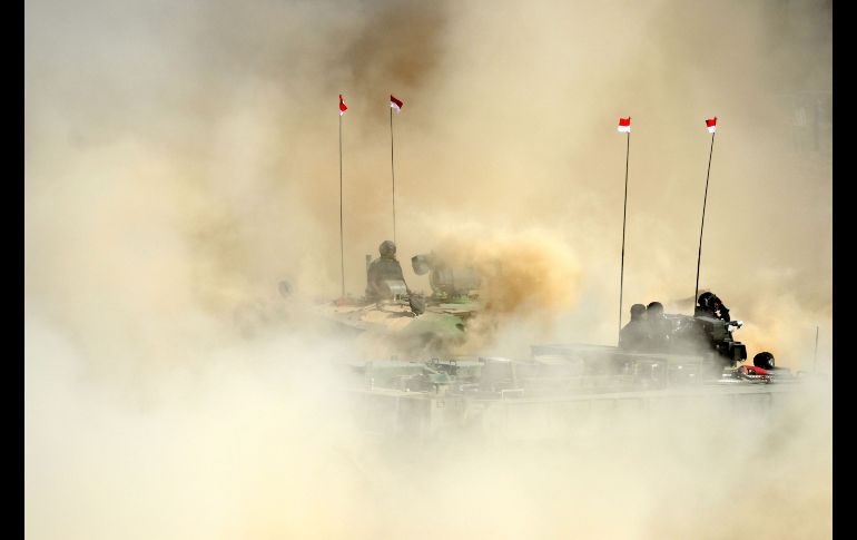 Un tanque se desplaza entre arena durante una demostración en la DefExpo 2018, una exposición de equipamiento militar, en la ciudad india de Chennai. AFP/A. Sankar