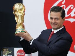 Durante la recepción de la Copa, el Mandatario dijo que desde México 125 millones estarán atentos al desempeño del equipo durante su participación en el torneo. EFE / J. Núñez