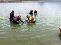 Familiares de los occisos, rindieron unas palabras a los salvavidas, por rescatar los cuerpos sin importar el tiempo y la complejidad del caso.  ESPECIAL/