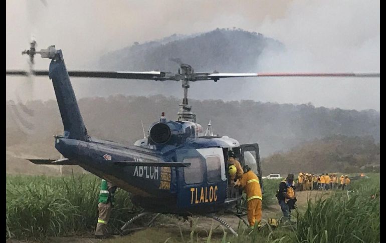 Bomberos participan en el combate al incendio registrado dentro del Área Natural Protegida del Bosque La Primavera. ESPECIAL/Protección Civil Zapopan