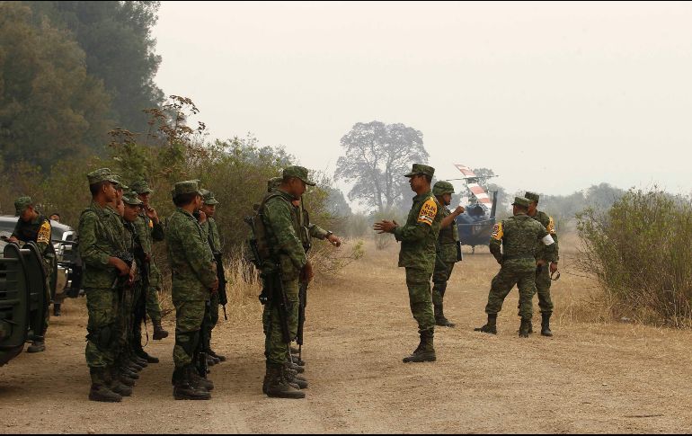 Elementos de la Sedena se suman a las labores. Un total de 373 brigadistas combaten el incendio. EL INFORMADOR/M. Vargas