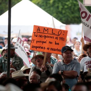 Protestan por designación de candidaturas durante mitin de López Obrador