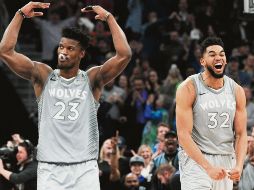 Jimmy Butler (#23) y Karl-Anthony Towns (#32) celebran tras sellar su boleto a los Playoffs. AFP