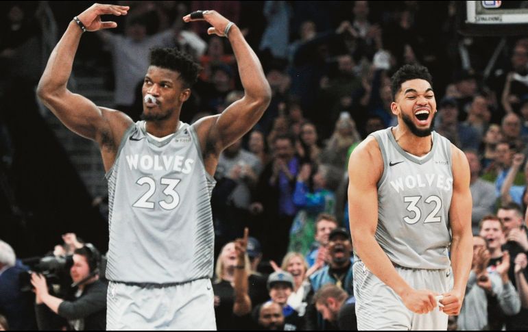 Jimmy Butler (#23) y Karl-Anthony Towns (#32) celebran tras sellar su boleto a los Playoffs. AFP
