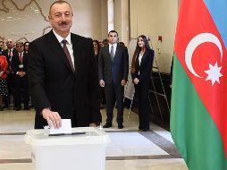 El presidente de Azerbaiyán, Ilham Aliyev, ejerce su derecho al voto en un colegio electoral durante las presidenciales, en Bakú. EFE/V. Amrullayev