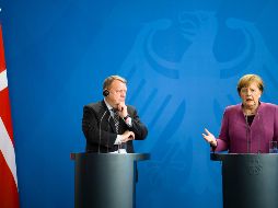 La canciller alemana, Angela Merkel, a la derecha, y el primer ministro de Dinamarca, Lars Loekke Rasmussen, informan a los medios tras una reunión en la cancillería de Berlín, Alemania. AP / M. Schreiber