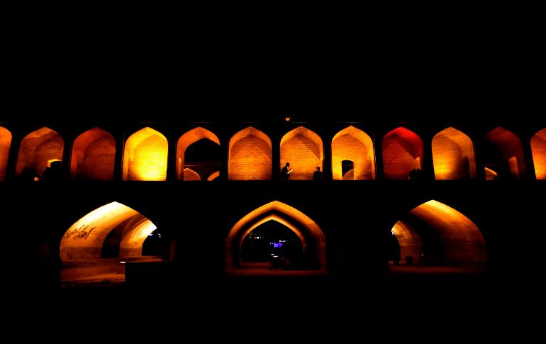 Habitantes pasan por el puente de 33 arcos sobre el río Zayandeh Rud en la ciudad iraní de Isfahan. El río está actualmente seco debido a la extracción del líquido. AFP/A. Kenare
