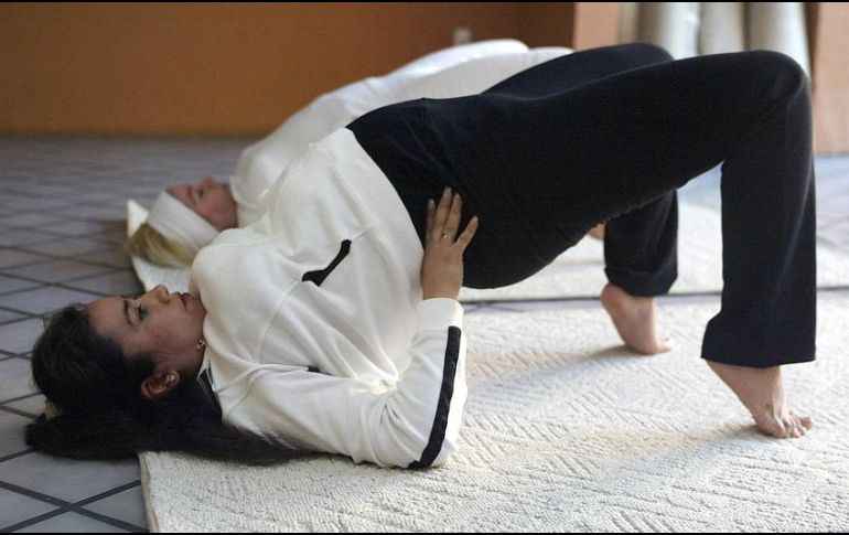 Las embarazadas deben considerar ejercicio aeróbico de bajo impacto como natación en agua tibia, caminata, yoga, zumba, bicicleta fija o elíptica. EL INFORMADOR / ARCHIVO