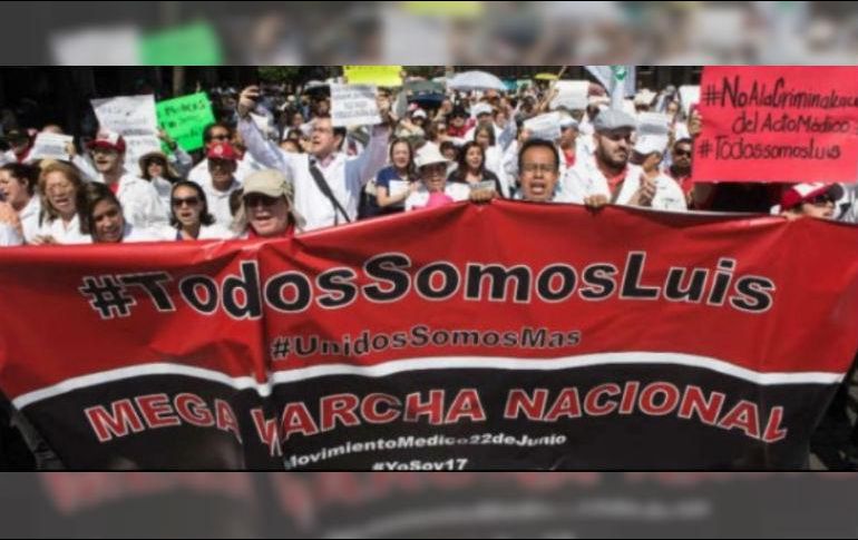 Manifestantes salieron a las calles para exigir la liberación del traumatólogo Luis Alberto. YOUTUBE / Compa Gabriper Pines