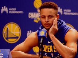 Curry statement about White House trip - MCX01. Oakland (United States), 22/09/2017.- A picture made available on 23 September 2017 shows Golden State Warriors player Stephen Curry speaking to the media during the Warriors