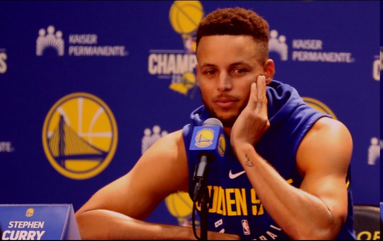 Curry statement about White House trip - MCX01. Oakland (United States), 22/09/2017.- A picture made available on 23 September 2017 shows Golden State Warriors player Stephen Curry speaking to the media during the Warriors