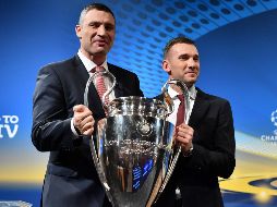 Vitali Klitschko y Andriy Shevchenko posan con la 