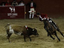 Con una faena variada, en la que supo llevar al toro de costado, el rejoneador nacido en Navarra conquistó al público con su actuación en los tres tercios. EL INFORMADOR / M. Vargas