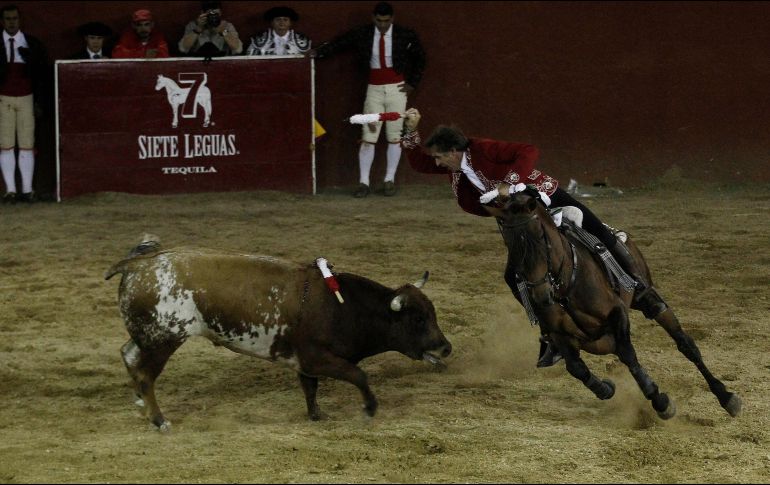 Con una faena variada, en la que supo llevar al toro de costado, el rejoneador nacido en Navarra conquistó al público con su actuación en los tres tercios. EL INFORMADOR / M. Vargas