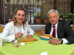 El tabasqueño entra al encuentro con la Conferencia del Episcopado Mexicano junto a su esposa Beatriz Gutiérrez Müller y su jefe de prensa, César Yáñez. FACEBOOK / Andres Manuel Lopez Obrador