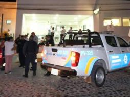 El hecho llegó hasta la Policía Municipal, la cual recibió el reporte de gente agresiva afuera de la clínica tras lo que trasladaron unidades a ese punto. ESPECIAL