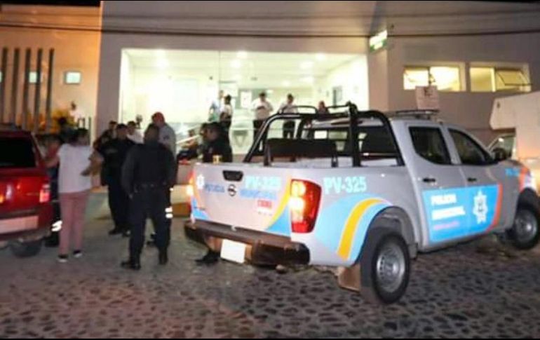 El hecho llegó hasta la Policía Municipal, la cual recibió el reporte de gente agresiva afuera de la clínica tras lo que trasladaron unidades a ese punto. ESPECIAL