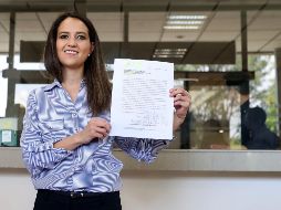 Fernanda Caso, representante de Margarita Zavala, acudió al INE para entregar el cheque con los fondos públicos y una carta. SUN / B. Fregoso