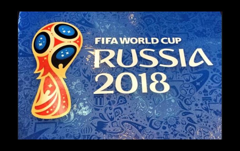 Los vendedores tienen organizadas las imágenes en hologramas, los escudos de las federaciones y los 