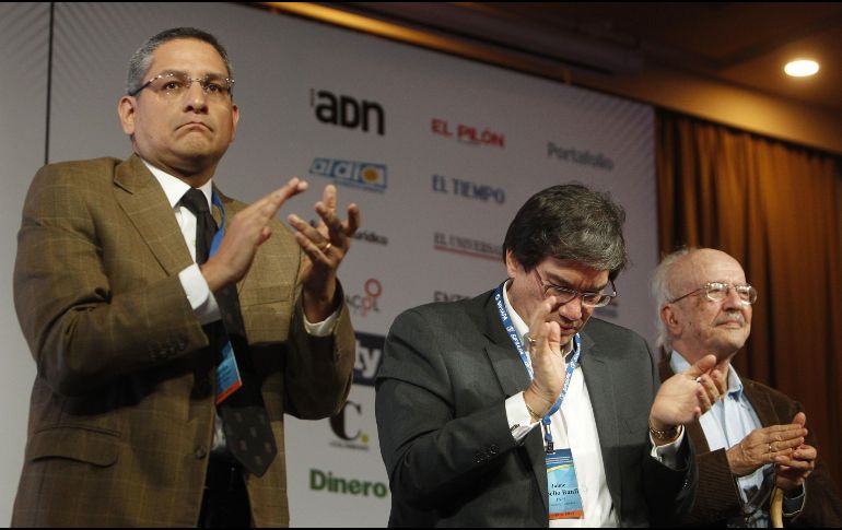 La Sociedad Interamericana de Prensa interrumpió por un minuto su reunión de medio año para rendir homenaje con aplausos a los periodistas ecuatorianos asesinados.