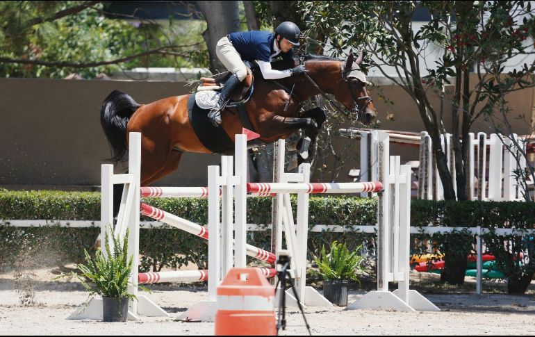 Fernando Marcondes, a lomos de “Fonzie”, conquistó el primer lugar en la categoría estelar a 1.30 metros.EL INFORMADOR/G. Gallo