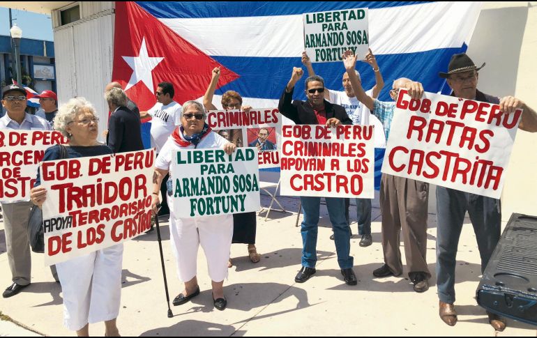 Un grupo de personas protestó ayer por la detención temporal de dos miembros de La Asamblea de la Resistencia Cubana. NTX