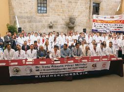 Apoyan a colega de Oaxaca. Galenos de colegios y asociaciones de especialidades médicas de Jalisco, ayer en el Hospital “Fray Antonio Alcalde”. EL INFORMADOR/G. Gallo