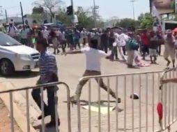 Integrantes de cada lado comenzaron a lanzarse piedras y sillas. TWITTER / @aurelionuno