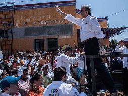 El aspirante presidencial encabezó un acto de campaña en Puerto Escondido en donde un grupo aparentemente de la CNTE protagonizaron una trifulca en contra de simpatizantes del tricolor. SUN/ G. Espinosa